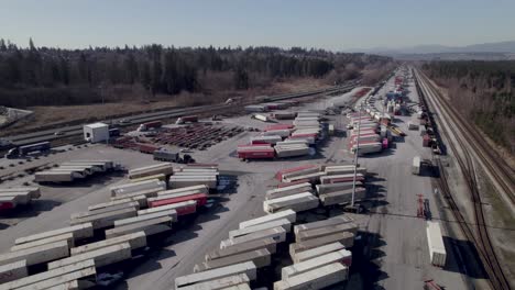 Frachtdock-Zwischen-Eisenbahn-Und-Autobahn,-Surrey-In-Vancouver-In-Kanada