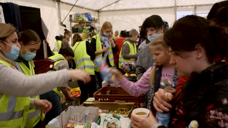 Los-Voluntarios-En-Una-Carpa-Especialmente-Construida-Distribuyen-Las-Necesidades-De-Los-Refugiados-De-Guerra-De-Ucrania-En-La-Estación-De-Tren-Del-Oeste-De-Varsovia