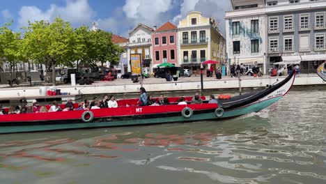 Touristen-Fahren-Auf-Einem-Moliceiro-Boot-Entlang-Des-Zentralen-Kanals-Von-Ria-De-Aveiro