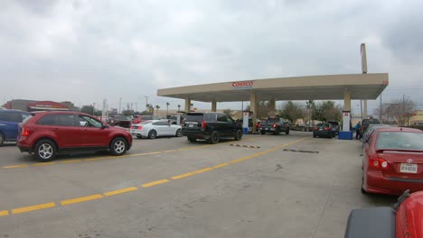 Punto-De-Vista-Mientras-Espera-Que-La-Línea-Se-Mueva-Por-Gasolina-En-La-Estación-De-Combustible-Costco