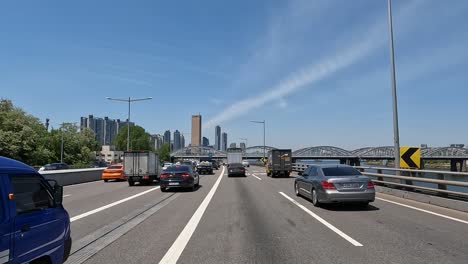 Fahren-Auf-Der-Olympic-Daero-Autobahn-In-Richtung-Hangang-Brücke-In-Seoul,-Südkorea