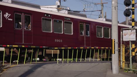 Tren-Japonés-Pasando-El-Cruce-De-Ferrocarril-Por-La-Tarde