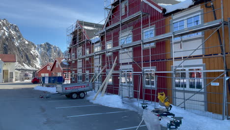 Toma-Panorámica-Del-Sitio-De-Construcción-En-Lamholmen-En-Svolvaer