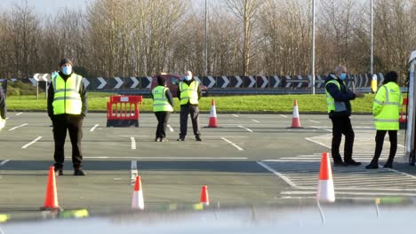 Covid-medizinisches-Personal-Arbeitet-Während-Der-Gesundheitskrise-Auf-Dem-Parkplatz-Des-öffentlichen-Testzentrums