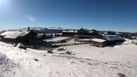 Schöner-Weitwinkelüberblick-über-Den-Naturpark-Langedrag-An-Einem-Sonnigen-Wintertag-–-Statischer-Ausschnitt-Aus-Dem-Norwegischen-Park-Mit-Menschen-Und-Tieren,-Die-Innerhalb-Des-Zauns-Spazieren,-Und-Sonnenstrahlen,-Die-Aus-Der-Oberen-Linken-Ecke-Kommen