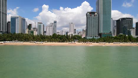 Breiter-Panoramablick-Auf-Die-Stadt-Aus-Der-Luft-Auf-Die-Küste-Von-Nha-Trang-In-Der-Provinz-Khanh-Hoa-In-Vietnam-An-Einem-Sonnigen-Sommertag-Mit-Vielen-Hohen-Gebäuden-Am-Weißen-Sandstrand