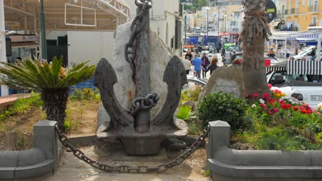 Nahaufnahme-Eines-Schwarzen-Ankers-Am-Straßenrand-Im-Hafen-Von-Marina-Grande-Auf-Der-Insel-Capri,-Neapel,-Italien-Bei-Tag