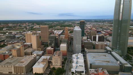 Rascacielos-En-El-Centro-De-La-Ciudad-De-Oklahoma,-Amanecer-En-Ee.uu.---Amplia-Vista-Panorámica-Aérea