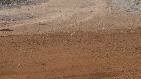 Competencia-De-Buggy-En-Una-Pista-De-Grava,-Luchando-Por-El-Primer-Lugar-Participando-En-La-Competencia