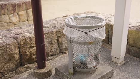 Bote-De-Basura-En-Un-Parque-En-Osaka-Japón