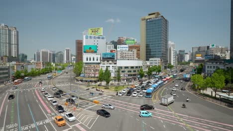 Autoverkehr-An-Einer-Komplexen-Mehrspurigen-Kreuzung-In-Der-Nähe-Des-Seouler-Bahnhofs,-Gesehen-Vom-Seoul-7017-Skygarden