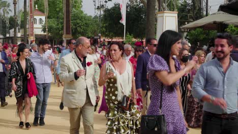 Multitud-De-Gente-Elegante-Caminando-Y-Hablando-En-La-Feria-Del-Caballo-De-Jerez,-España