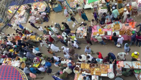 Vista-De-Pájaro-A-Través-De-La-Concurrida-Escena-De-La-Calle-Con-Los-Lugareños-En-El-Bazar-Chawk-En-Dhaka