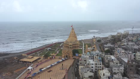 Hermoso-Tiro-Giratorio-Aéreo-Sobre-El-Templo-Somnath-Mahadev,-Gujarat,-India