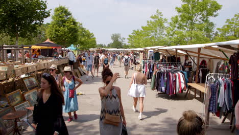 Toller-Flohmarkt-In-Berlin-Mit-Antiquitäten-Und-Hipster-Kleidung