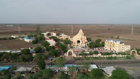 Toma-Aérea-De-900-Templos-Situados-En-La-Ciudad-India-De-Gujrat