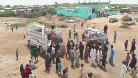 Una-Toma-Panorámica-De-Las-Víctimas-De-Las-Inundaciones-Recogen-Alimentos-De-Un-Vehículo-De-Socorro-En-Sindh