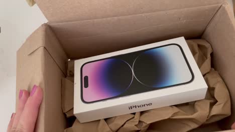 iPhone-14-Pro.-Hand-unboxing-shipment