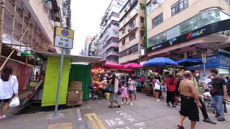 Mucho-Tráfico-Peatonal-De-Compradores-En-El-Famoso-Mercado-De-Damas,-Mong-Kok