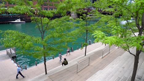 Slow-motion-footage-of-pedestrians-in-Chicago-downtown