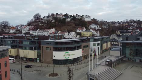 Alti-Einkaufszentrum-Arendal-Norwegen-–-Aufsteigende-Luftaufnahme-Mit-Haupteingang-Und-Logo-Des-Einkaufszentrums-In-Der-Vestervei-Straße