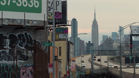 Edificio-Empire-State-Y-Tráfico-En-La-Autopista-Visto-Desde-Queens,-Nueva-York