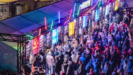 Zeitraffer-Der-Menschenmassen,-Die-Sich-Bei-Einem-Abendfestival-An-Essensständen-Anstellen