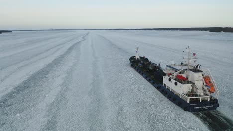 Vista-De-Seguimiento-Aéreo-Del-Petrolero-Y-Químico-Crystalwater-Call-Sign-Esli-Avanzando-En-El-Archipiélago-Finlandés-Cubierto-De-Hielo