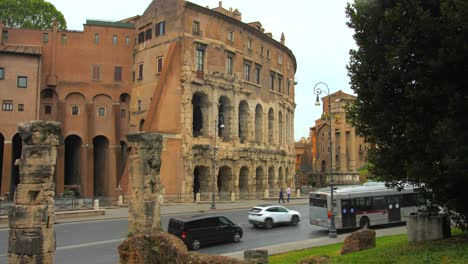 Toma-Del-Teatro-De-San-Marcellus-Al-Otro-Lado-De-La-Calle-En-Un-Día-Ajetreado-En-Roma,-Italia