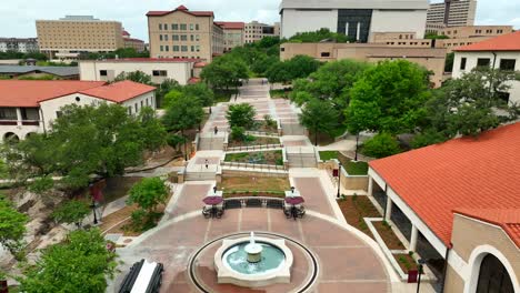 Toma-Aérea-Del-Campus-De-La-Universidad-Estatal-De-Texas