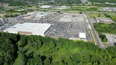 Costco-Großhandelslager-Parkplatzantenne-Mit-Tankstelle-In-Der-Nähe-Von-Wald