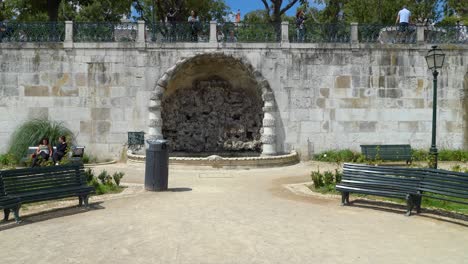 Gente-Disfrutando-De-La-Vista-De-Lisboa-Desde-La-Parte-Superior-Del-Jardín-De-Alcantara