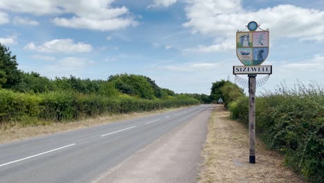 Die-Straße,-Die-Entlang-Der-Küste-Von-Suffolk-In-Das-Dorf-Sizewell-Führt