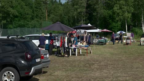 Traditioneller-Lokaler-Flohmarkt-An-Einem-Sonnigen-Sommertag