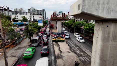 Enredo-De-Cables-En-Un-Poste-De-Electricidad,-De-Cerca,-Al-Aire-Libre