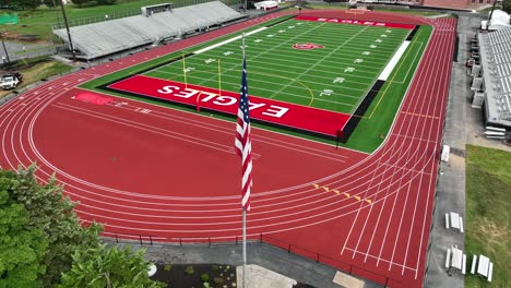 Fußballplatz-Und-Amerikanische-Flagge-Auf-Der-High-School-Strecke