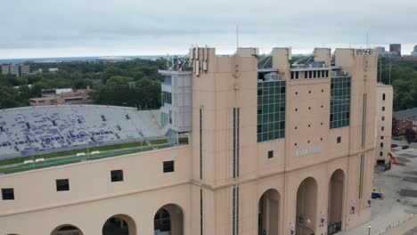 Ryan-Field-Fußballstadion-Auf-Dem-Campus-Der-Northwestern-University-In-Evanston,-Illinois,-Mit-Drohnenvideo,-Das-Sich-Seitwärts-Bewegt,-Aus-Nächster-Nähe