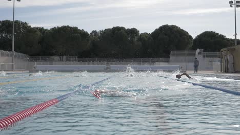 Gente-Compitiendo-Entre-Sí-En-La-Piscina-De-Montpellier