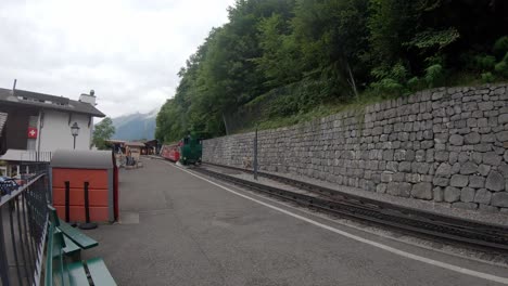 Vintage-steam-cog-train-departures-from-Brienz-railway-station,-Switzerland