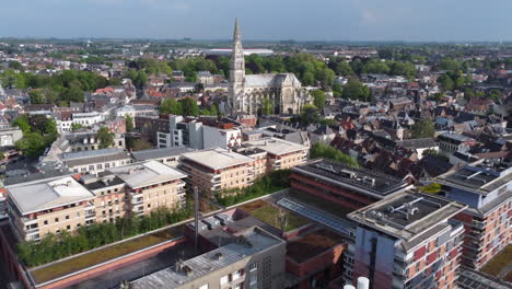 Luftflug-In-Richtung-Basilika-Unserer-Lieben-Frau-Von-Saint-Cordon,-Valenciennes,-Frankreich