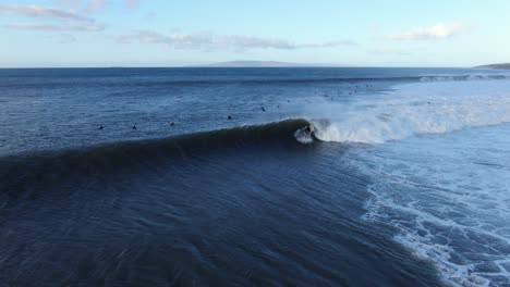 El-Surfista-Se-Cierra-En-Una-Gran-Ola-Hawaiana-Durante-Un-Oleaje-Récord-En-Maui