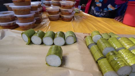 No-Reconocer-Rostros-Pero-Con-Manos-Mostrando-Rollos-De-Arroz-En-El-Mercado