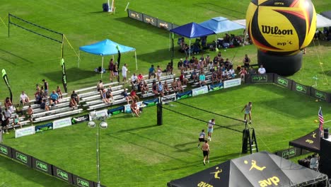 Vergrößerte-Luftaufnahme-Der-Herren-Pro-Open-Division-Rallye-Auf-Dem-Hauptplatz-Der-AVP-Grass-Tour