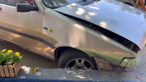 Auto-Stürzte-In-Der-Nähe-Des-Bürgersteigs-Ab,-Großer-Gefährlicher-Unfall,-Kaputtes-Auto-Auf-Der-Straße,-Kfz-Versicherungsschaden,-4k-Aufnahme