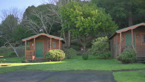 Nice-log-cabins-at-At-Rivers-RV-park-in-Brookings,-Oregon