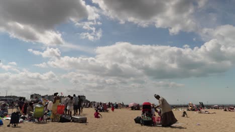 Familias-Multiétnicas-En-La-Playa-De-Margate-Con-Pájaros-Volando-Por-Encima