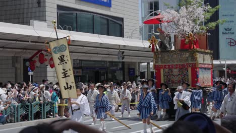 Zeitlupenaufnahme-Eines-Gion-Matsuri-Wagens,-Der-Durch-Die-Straßen-Paradiert