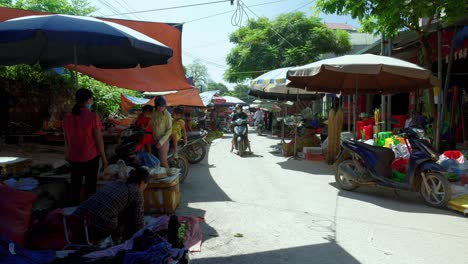 Vendedores-Ambulantes-Estableciendo-Una-Tienda-En-La-Ciudad-De-Dalat-Vietnam