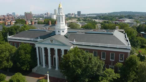 Increíble-Toma-Aérea-De-Establecimiento-De-La-Prestigiosa-Escuela-De-Negocios-De-Harvard,-Verano