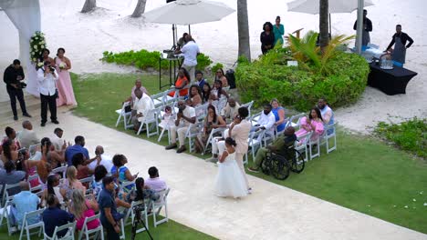 La-Niña-De-Las-Flores-Deja-Caer-Pétalos-De-Rosa-Entrando-A-La-Ceremonia-De-La-Boda-En-El-Cenador-Al-Aire-Libre-En-Un-Destino-Turístico-Tropical